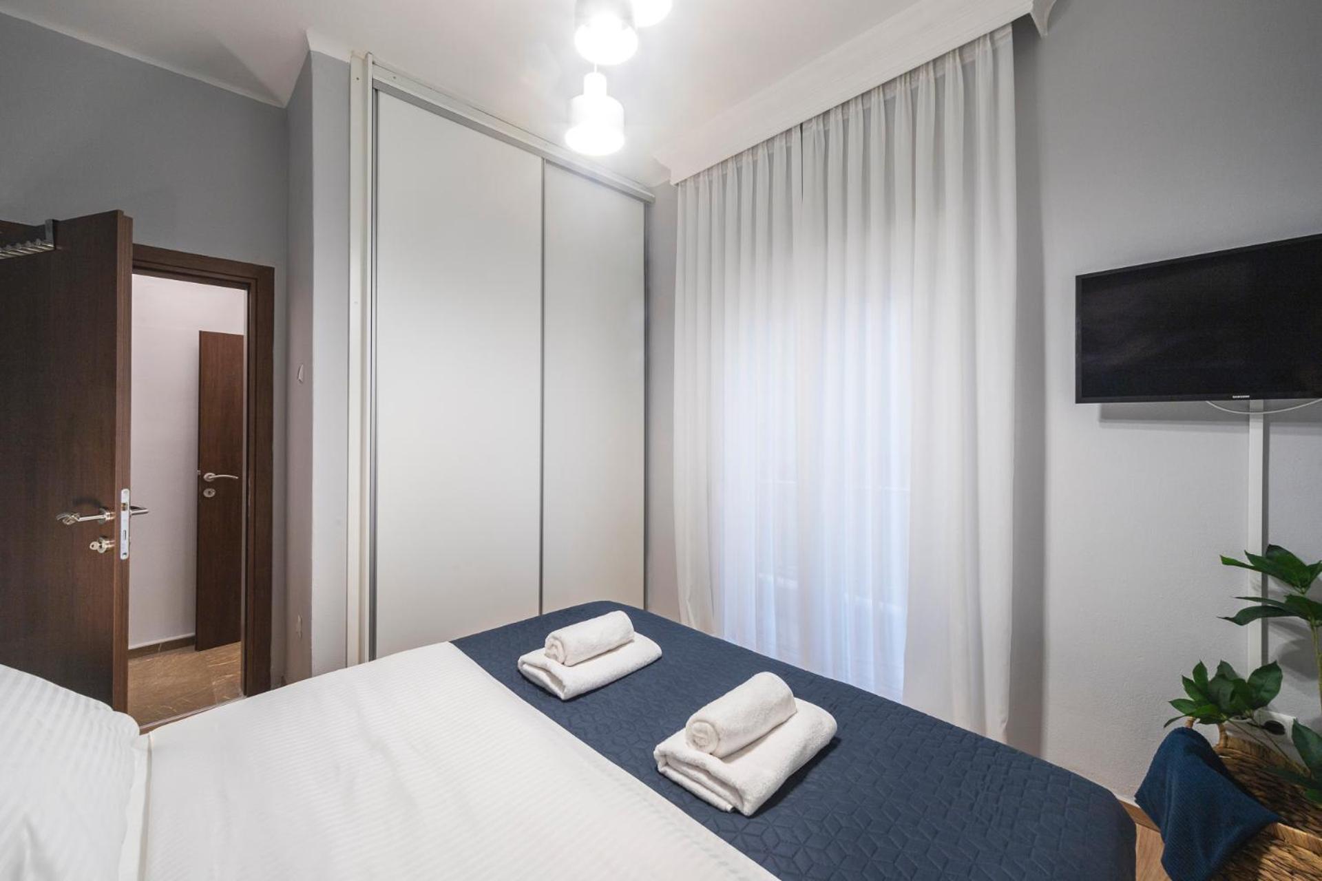 P Deluxe 4 *
